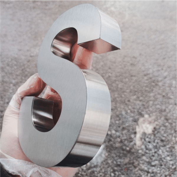 letra S volumétrica en acero inox